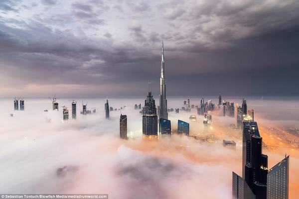 các tòa nhà chọc trời ở Dubai huyền ảo trong sương